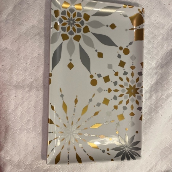 Crate and barrel  2012  16.5 × 10
Ceramic Platter Snowflake Design - Picture 1 of 7